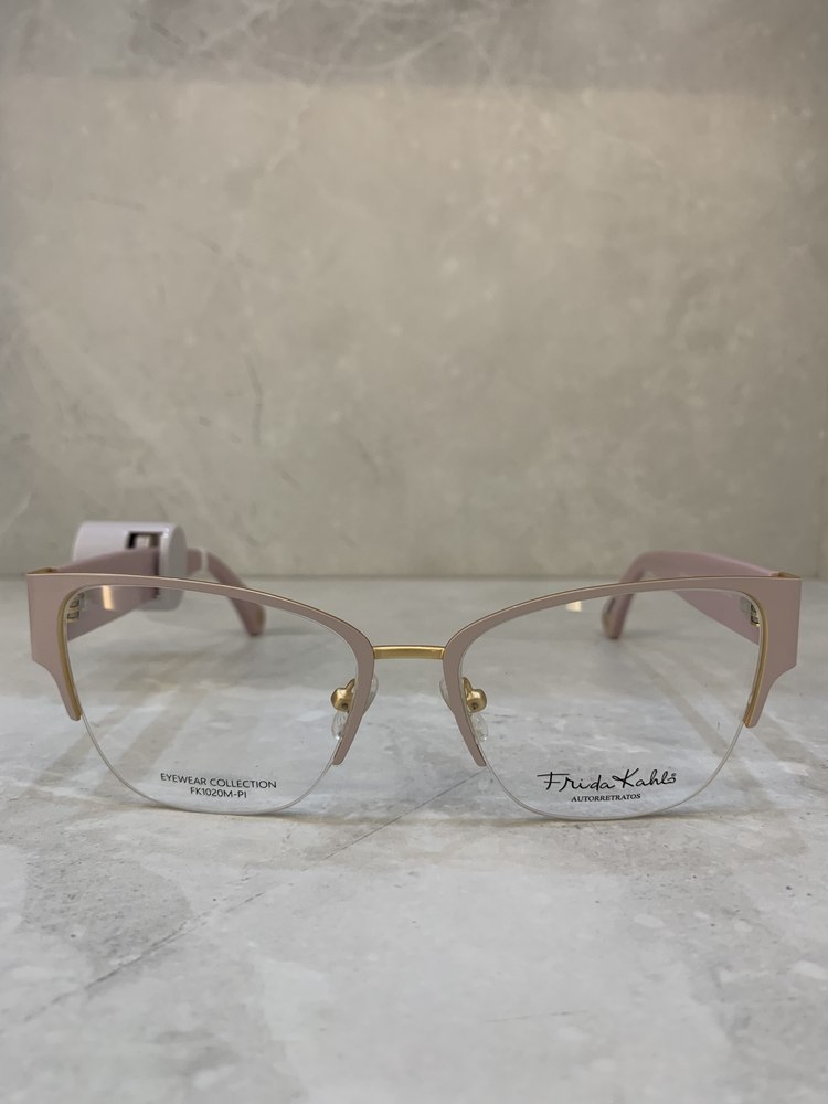 Frida Kahlo, Cat-eye dorado y rosa