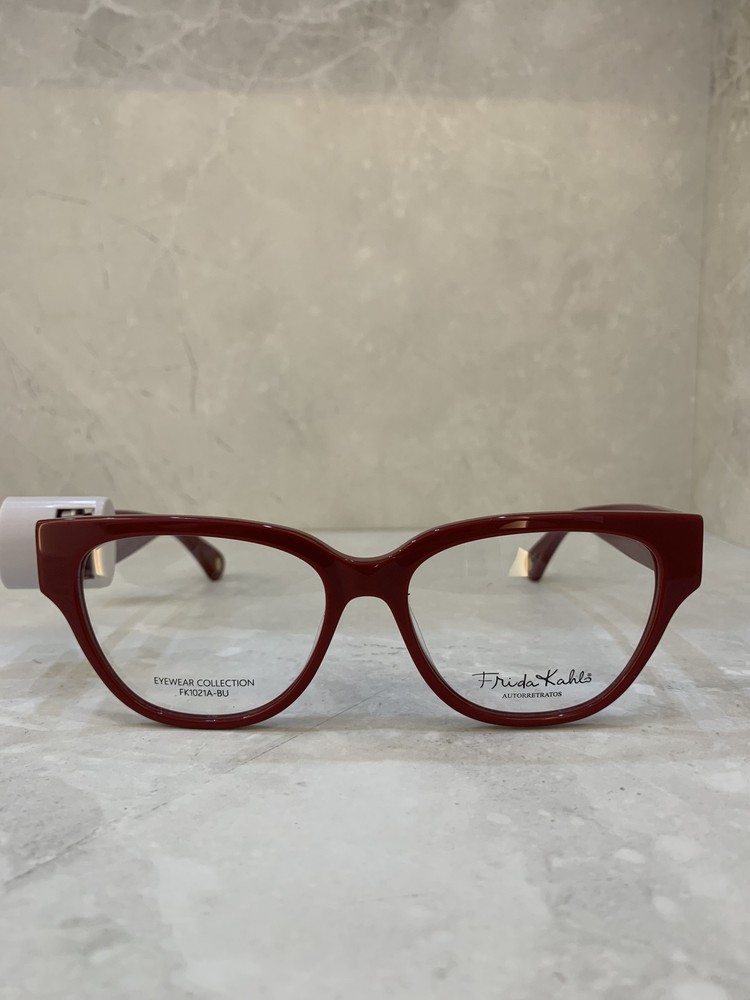 Frida Kahlo, Cat-eye rojo vino
