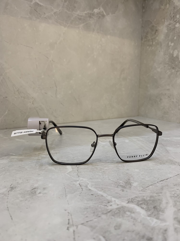 Perry Ellis, Cuadrada en metal quirúrgico